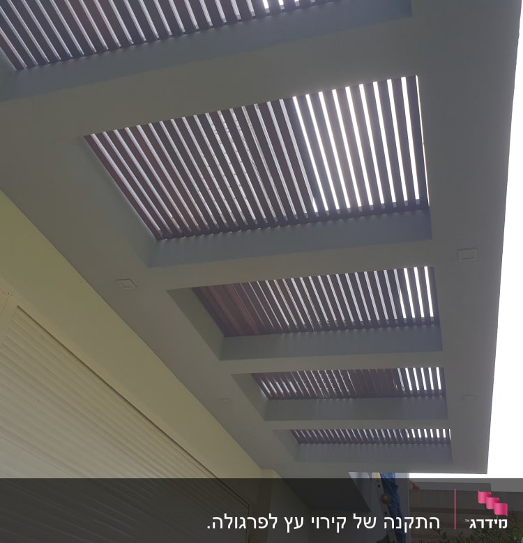 תקרת עץ עם תריסים אופקיים בגינה